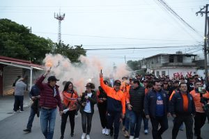 17 ene D 1 Encabeza rector caravana naranja en apoyo al Correcaminos (1)