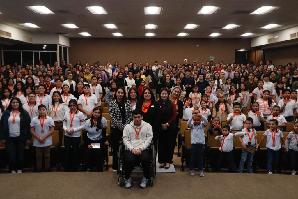 18 ene U 1 Reconoce UAT a estudiantes destacados y egresados del CeINA (1)