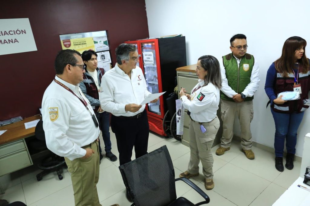 29 ene P 2 Da bienvenida Américo a repatriados y recorre Centro de Atención en Reynosa (1)