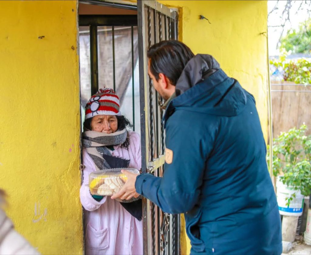 F 2 A pesar del frío atenazante reciben familias a Carlos Peña Ortiz