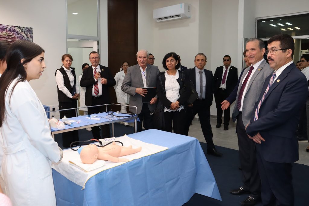 U 1 Rector de la UAT supervisa equipamiento en la Facultad de Medicina Tampico