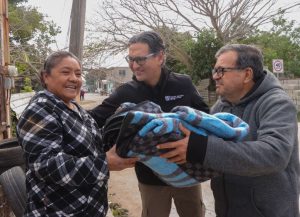 Z 1 Erasmo entrega más cobertores a familias en vulnerabilidad