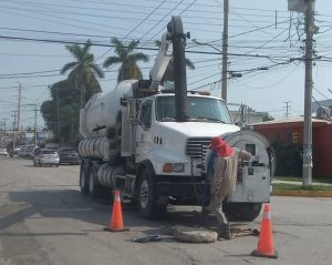 Z 1 Notable mantenimiento a la red hidrosanitaria de COMAPA SUR en Ciudad Madero