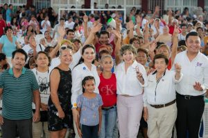 26 sep Z 2 Mónica Villarreal entrega apoyos alimentarios a trabajadoras despicadoras