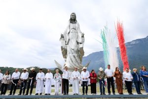 12 dic P 1 Entregan Américo y María escultura monumental de la Virgen de la Misericordia en El Chorrito