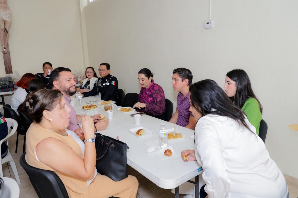 22 dic Z 3 Mónica Villarreal reconoce la labor de Tránsito Municipal en su día