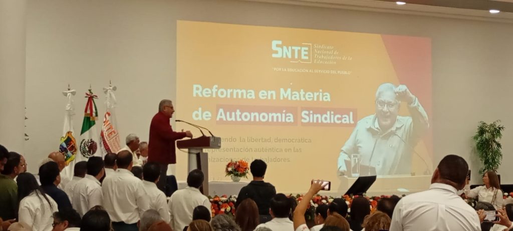 17 E 1 Reconoce Alfonso Cepeda trabajo realizado por dirigencia sindical