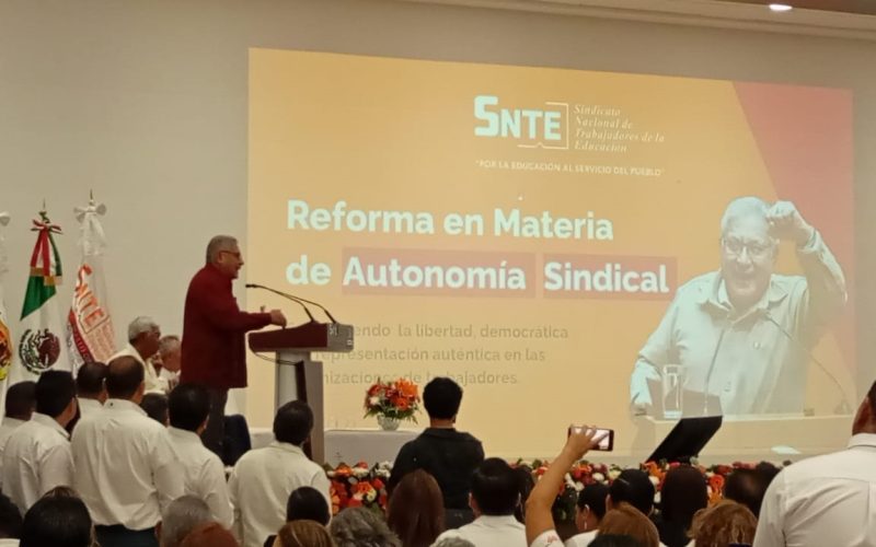 17 E 1 Reconoce Alfonso Cepeda trabajo realizado por dirigencia sindical
