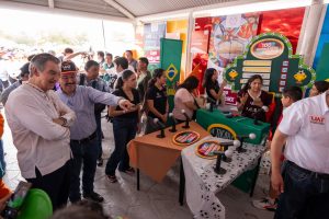 25 abr U 2 Rodeado de niños alegres, el gobernador Américo y el rector Dámaso Anaya disfrutaron de las amenidades de la UAT en el DIFzania 2026 (1)