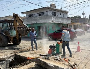 27 abr Z 1 Avanzan trabajos de mantenimiento a la red sanitaria en colonia Solidaridad