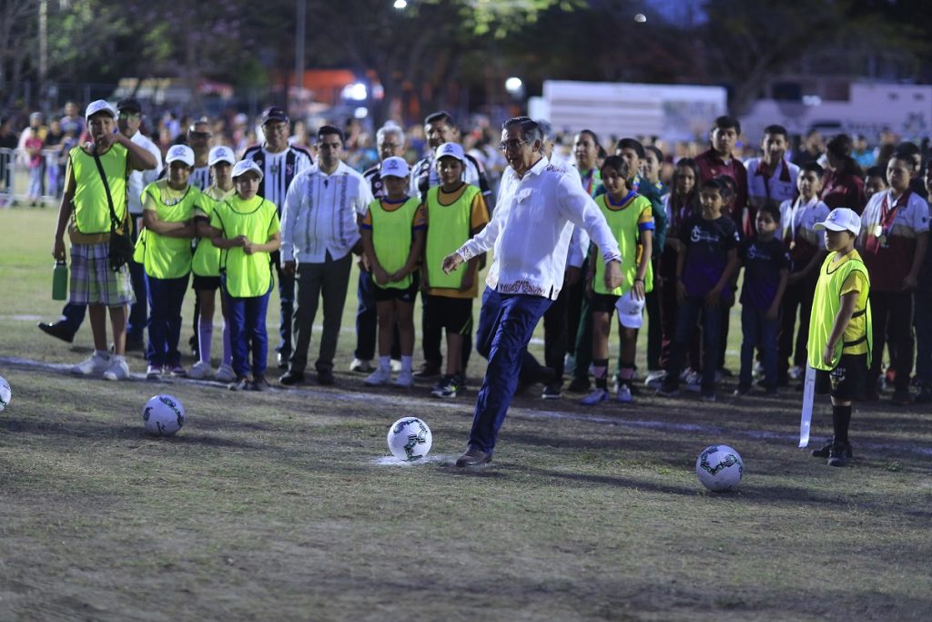 9 abr P 1 Supervisa Américo Villarreal proyectos productivos y deportivos en el sur de Tamaulipas (1)