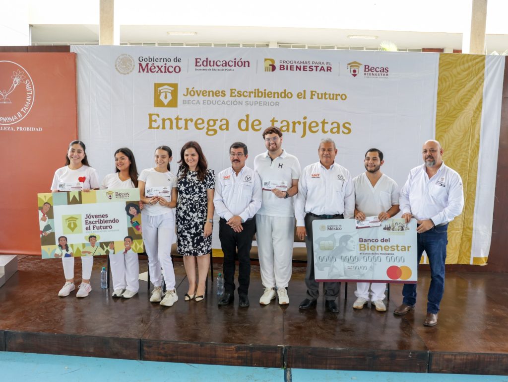 11 may U 2 Encabeza el rector Dámaso Anaya entrega de becas a 493 estudiantes de la UAT
