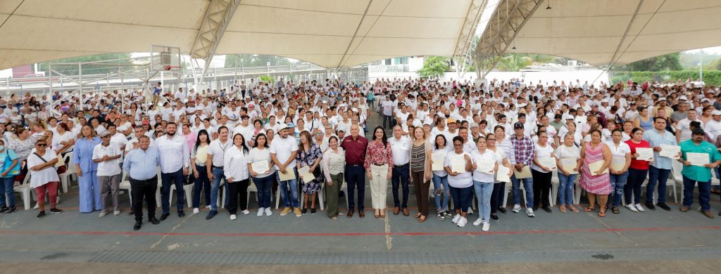 6 may Z 3 Mónica Villarreal reconoce labor de despicadoras con entrega de certificados de salud