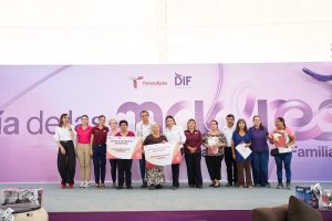 7 may P 1 Américo y María celebran a las madres y llevan brigada de servicios a Abasolo
